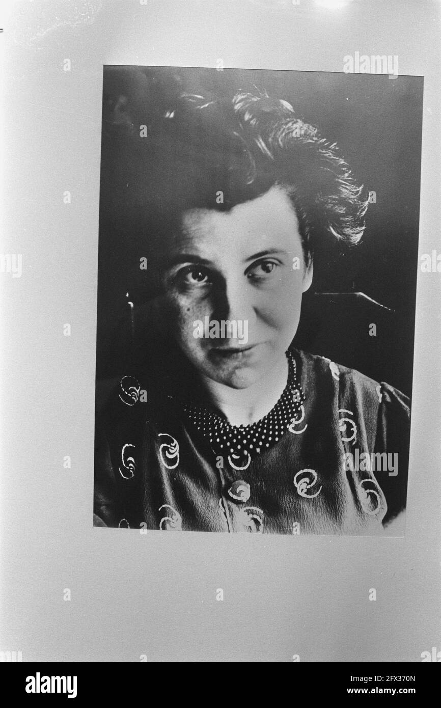 Mrs. A. C. M. Vestdijk-van der Hoeven; Etty Hillesum, head, reproduction  made at exhibition in Resistance Museum, November 23, 1986, Reproductions,  exhibitions, The Netherlands, 20th century press agency photo, news to  remember