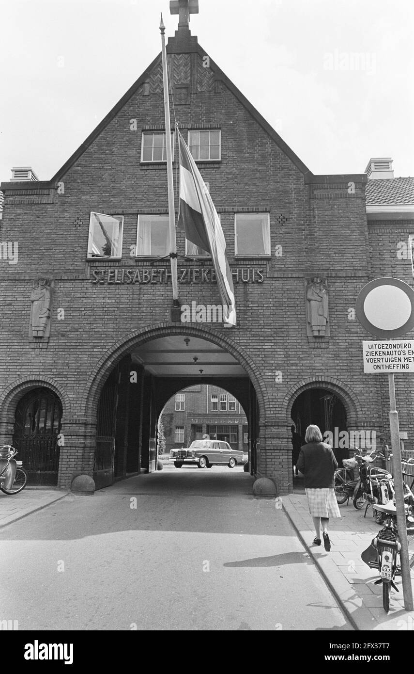 Bishop Bekkers deceased, the entrance of the St. Elizabeth hospital in Tilburg, flag at half mast, May 9, 1966, bishops, hospitals, The Netherlands, 20th century press agency photo, news to remember, documentary, historic photography 1945-1990, visual stories, human history of the Twentieth Century, capturing moments in time Stock Photo