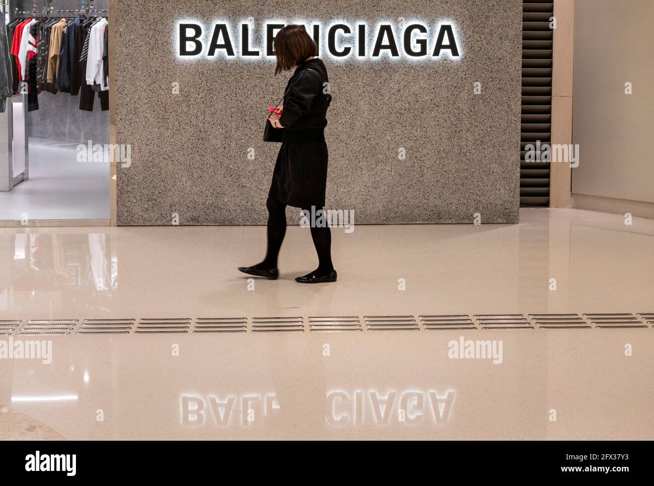 yeso Crudo Avanzado A woman walks past the Spanish luxury fashion brand Balenciaga store in Hong  Kong Stock Photo - Alamy
