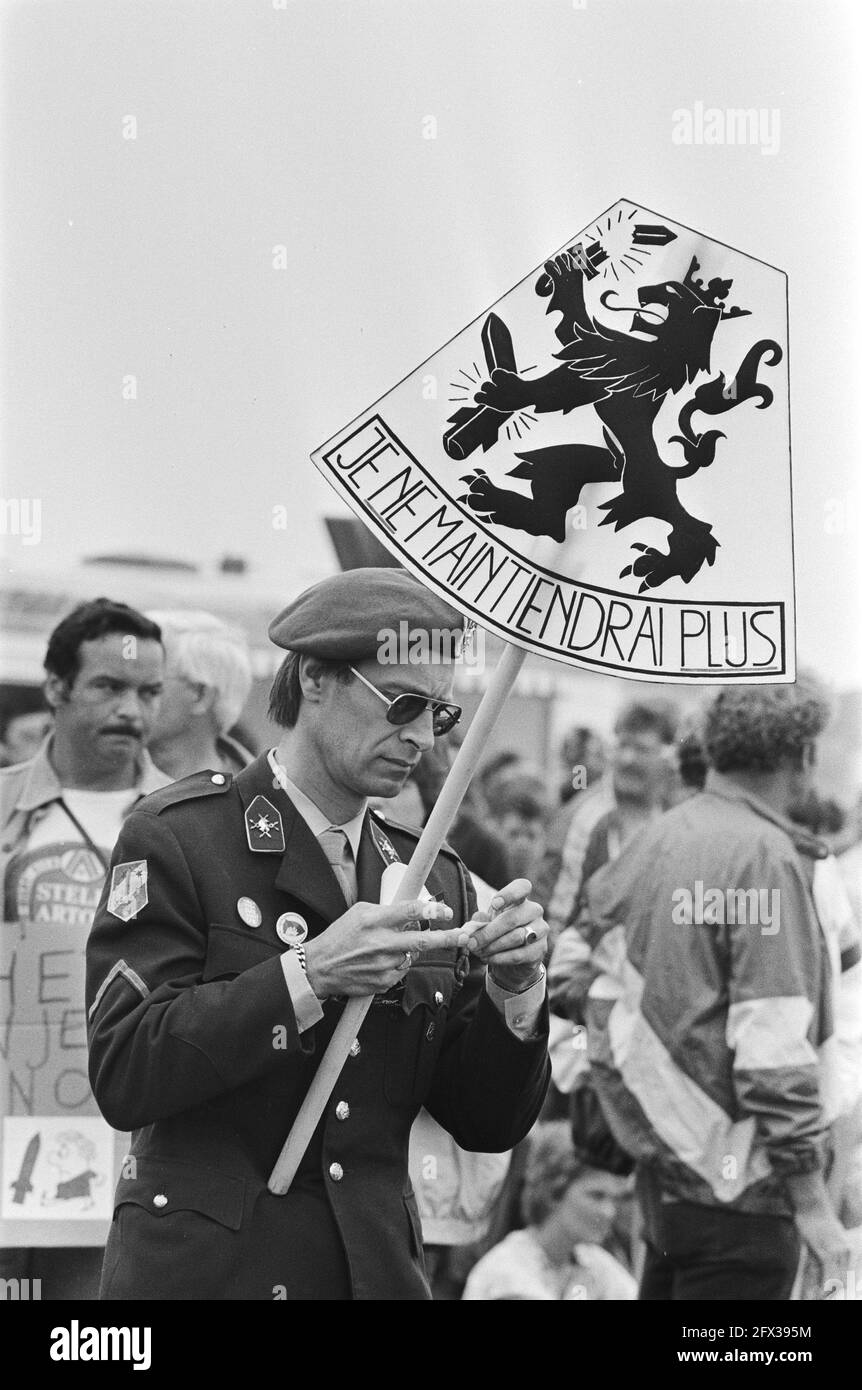 Military with sign Je ne maintiendrai plus, July 2, 1983, demonstrations, cruise missiles, military, The Netherlands, 20th century press agency photo, news to remember, documentary, historic photography 1945-1990, visual stories, human history of the Twentieth Century, capturing moments in time Stock Photo