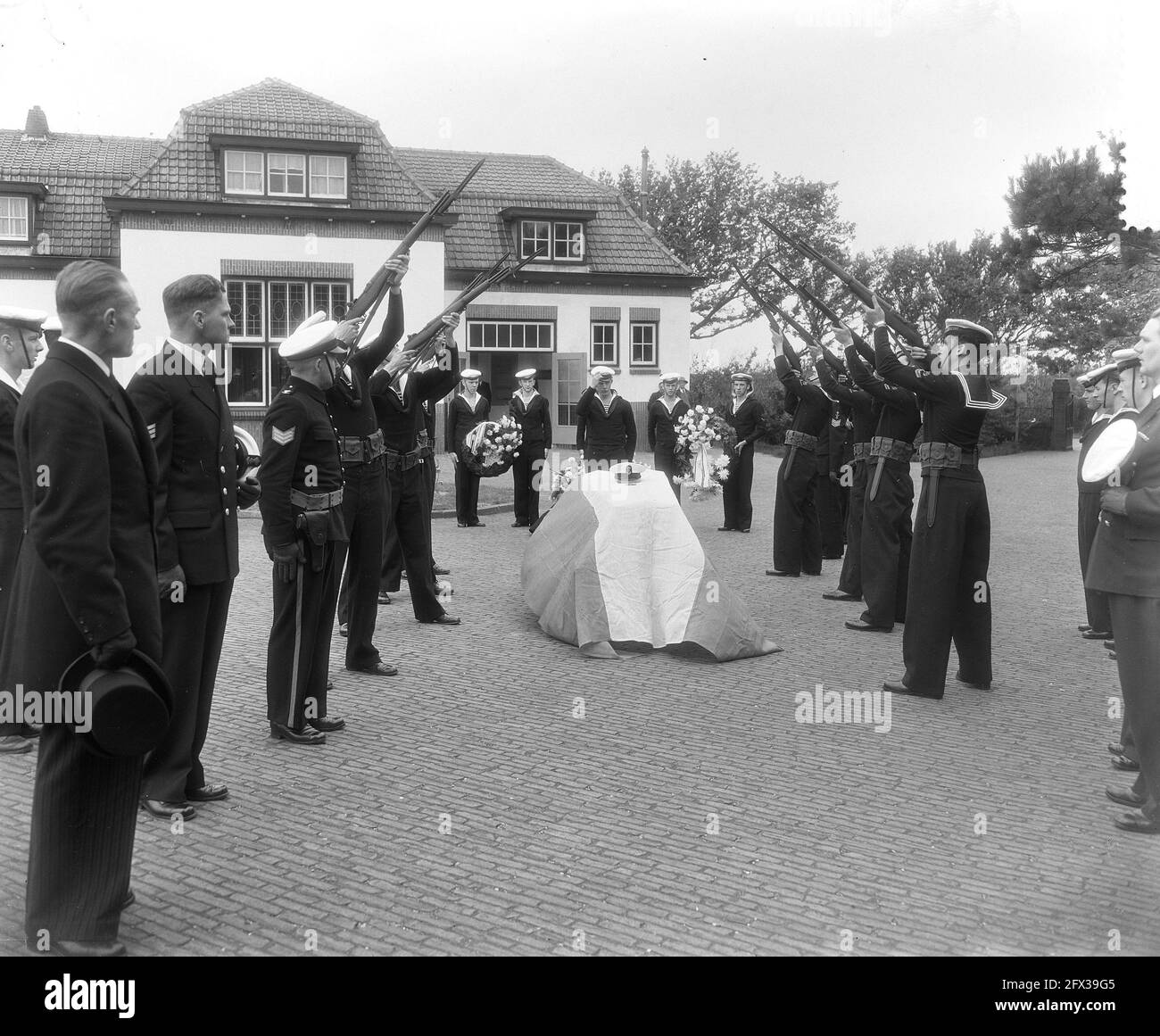 Military funeral skipper Jan Hendrik Simonis Den Helder, 5 July 1955, funerals, boatmen, The Netherlands, 20th century press agency photo, news to remember, documentary, historic photography 1945-1990, visual stories, human history of the Twentieth Century, capturing moments in time Stock Photo