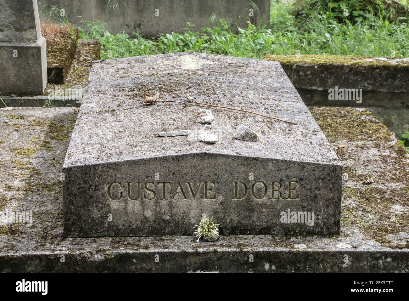 FAMOUS GRAVES AT THE PERE LACHAISE CEMETERY, PARIS Stock Photo Alamy
