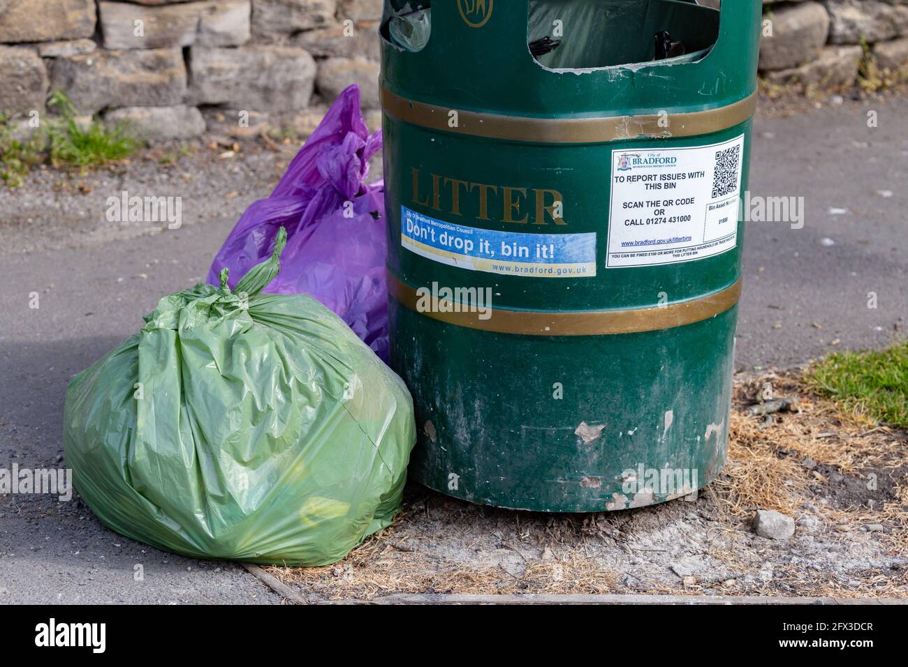 Pink rubbish bags hi-res stock photography and images - Alamy