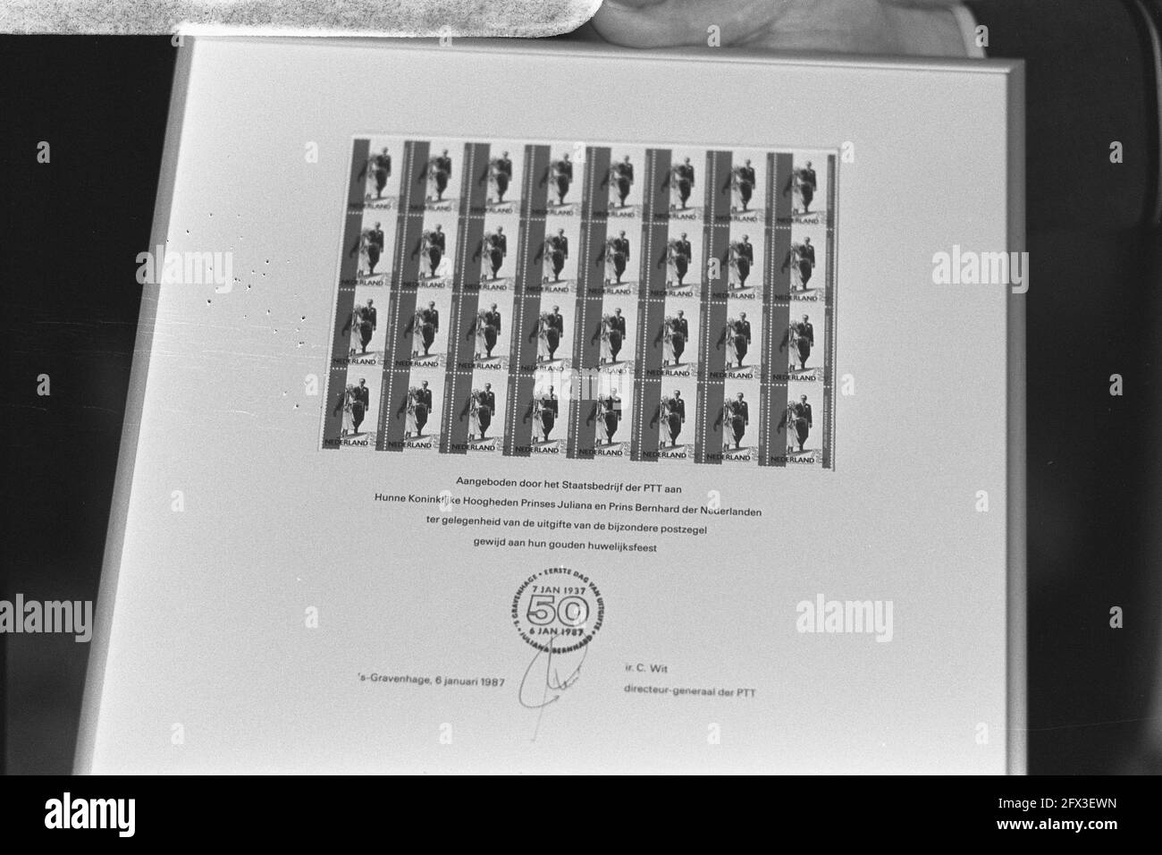 Minister Smit Kroes offers Princess Juliana and Prince Bernhard stamps at Palace Soestdijk on the occasion of their golden wedding anniversary, January 6, 1987, POSTAGE STAMPS, weddings, The Netherlands, 20th century press agency photo, news to remember, documentary, historic photography 1945-1990, visual stories, human history of the Twentieth Century, capturing moments in time Stock Photo