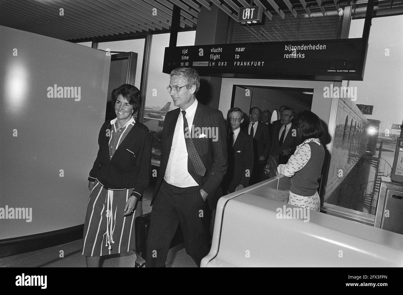 Minister Van den Broek back from South Africa at Schiphol Airport with  wife, September 3, 1985, EIGHTY GOTS, ministers, The Netherlands, 20th  century press agency photo, news to remember, documentary, historic  photography