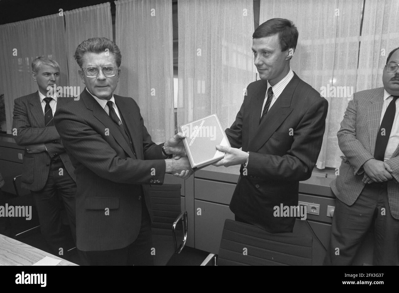 Minister Van Dijk (l) receives Handbook of soccer hooliganism from police commander P. Vogelzang, November 5, 1987, receipts, The Netherlands, 20th century press agency photo, news to remember, documentary, historic photography 1945-1990, visual stories, human history of the Twentieth Century, capturing moments in time Stock Photo