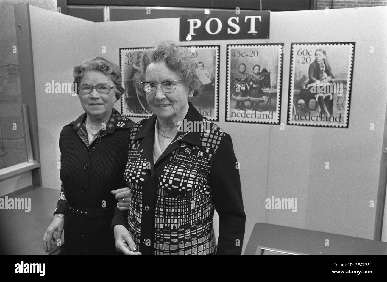 Minister Van Doorn (CRM) starts children's stamp action in The Hague, Sisters Van Bruggen, November 12, 1974, CHILDREN'S POSTAGE STAMPS, Ministers, The Netherlands, 20th century press agency photo, news to remember, documentary, historic photography 1945-1990, visual stories, human history of the Twentieth Century, capturing moments in time Stock Photo