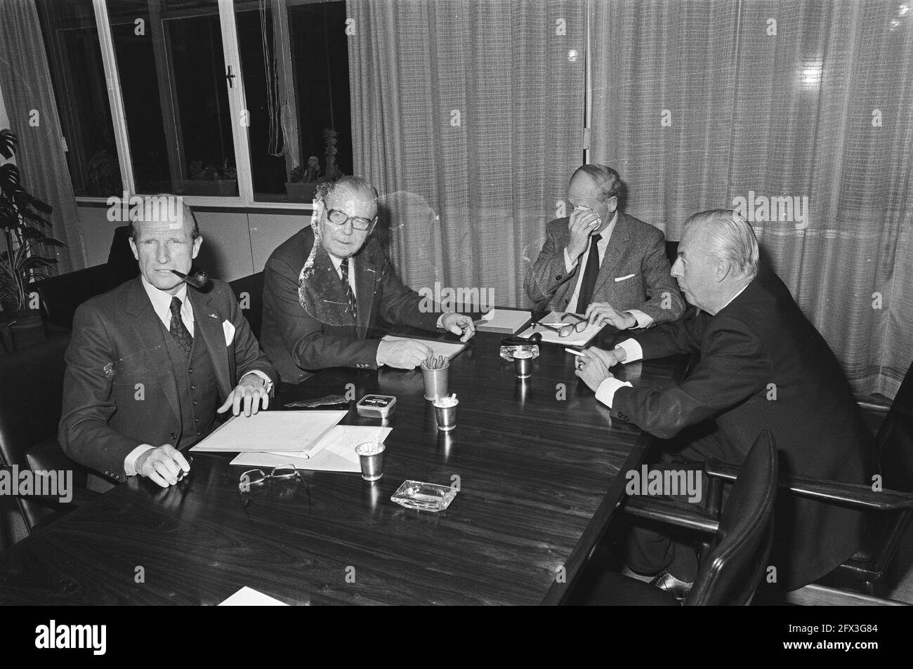 Minister Van Doorn has conversation with chairman KNVB Meuleman; 29, 30:  Van Veen, dr. Verhoeve, Meuleman, Van Doorn, Feith, Den Dulk, December 2,  1976, The Netherlands, 20th century press agency photo, news