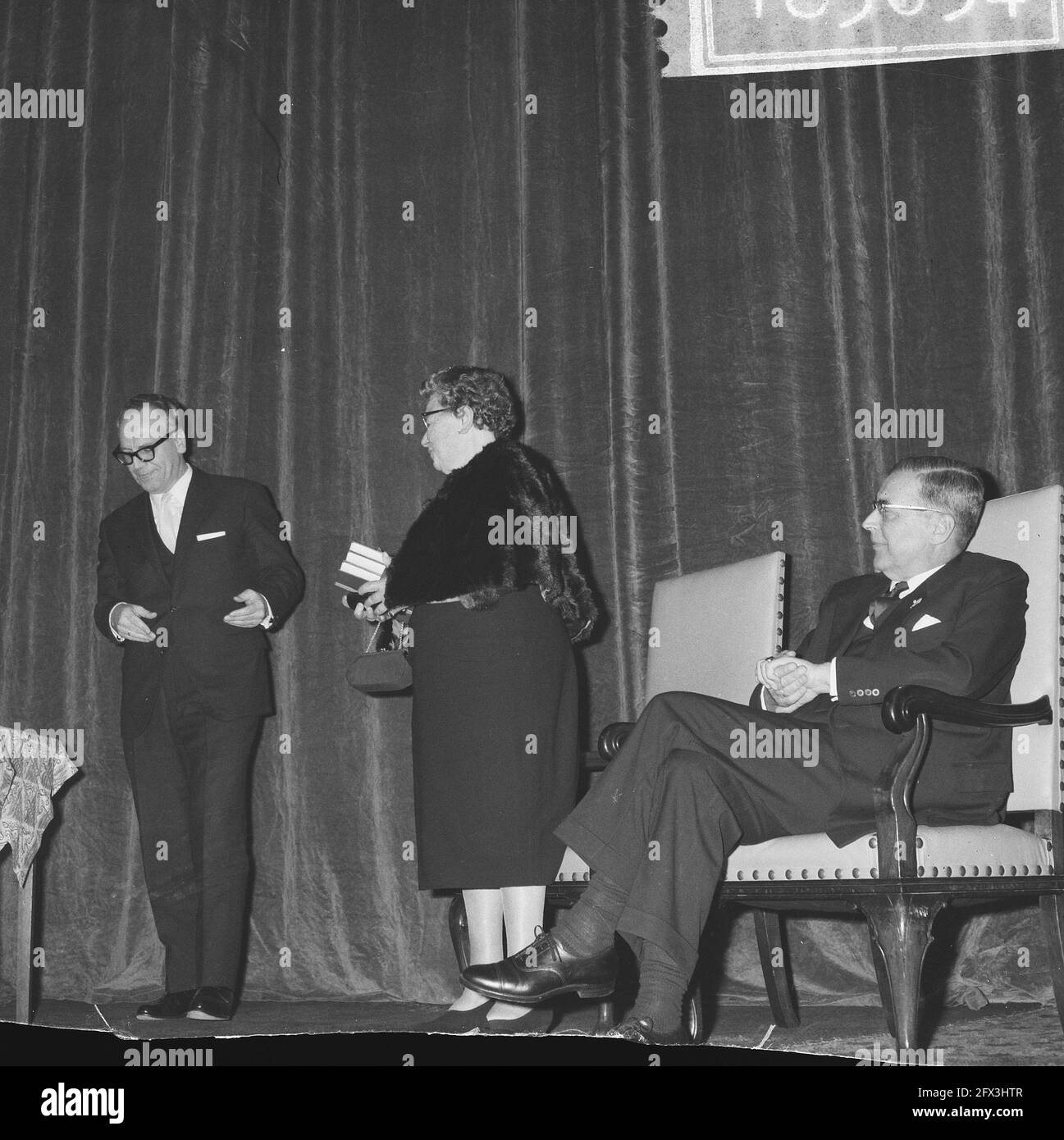 Minister Vrolijk (l.) and Mrs. Heijermans (center), October 26, 1965, literature, ceremonies, drama, The Netherlands, 20th century press agency photo, news to remember, documentary, historic photography 1945-1990, visual stories, human history of the Twentieth Century, capturing moments in time Stock Photo
