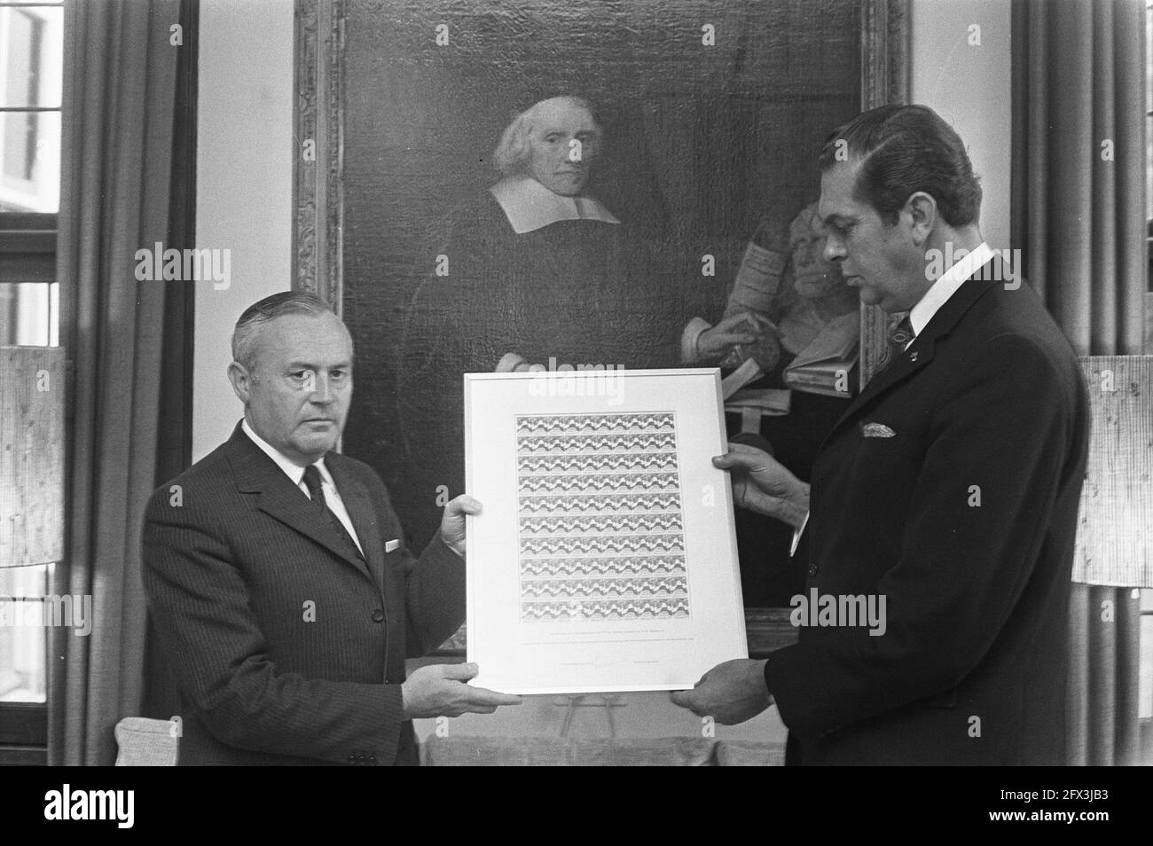 Prime Minister Barend Biesheuvel (r) receives the first postage stamps issued on the occasion of the 400th anniversary of the Dutch flag from the Director-General of the PTT, Drs. Ph. Leenman, July 4, 1972, directors, commemorations, prime ministers, stamps, republic, The Netherlands, 20th century press agency photo, news to remember, documentary, historic photography 1945-1990, visual stories, human history of the Twentieth Century, capturing moments in time Stock Photo