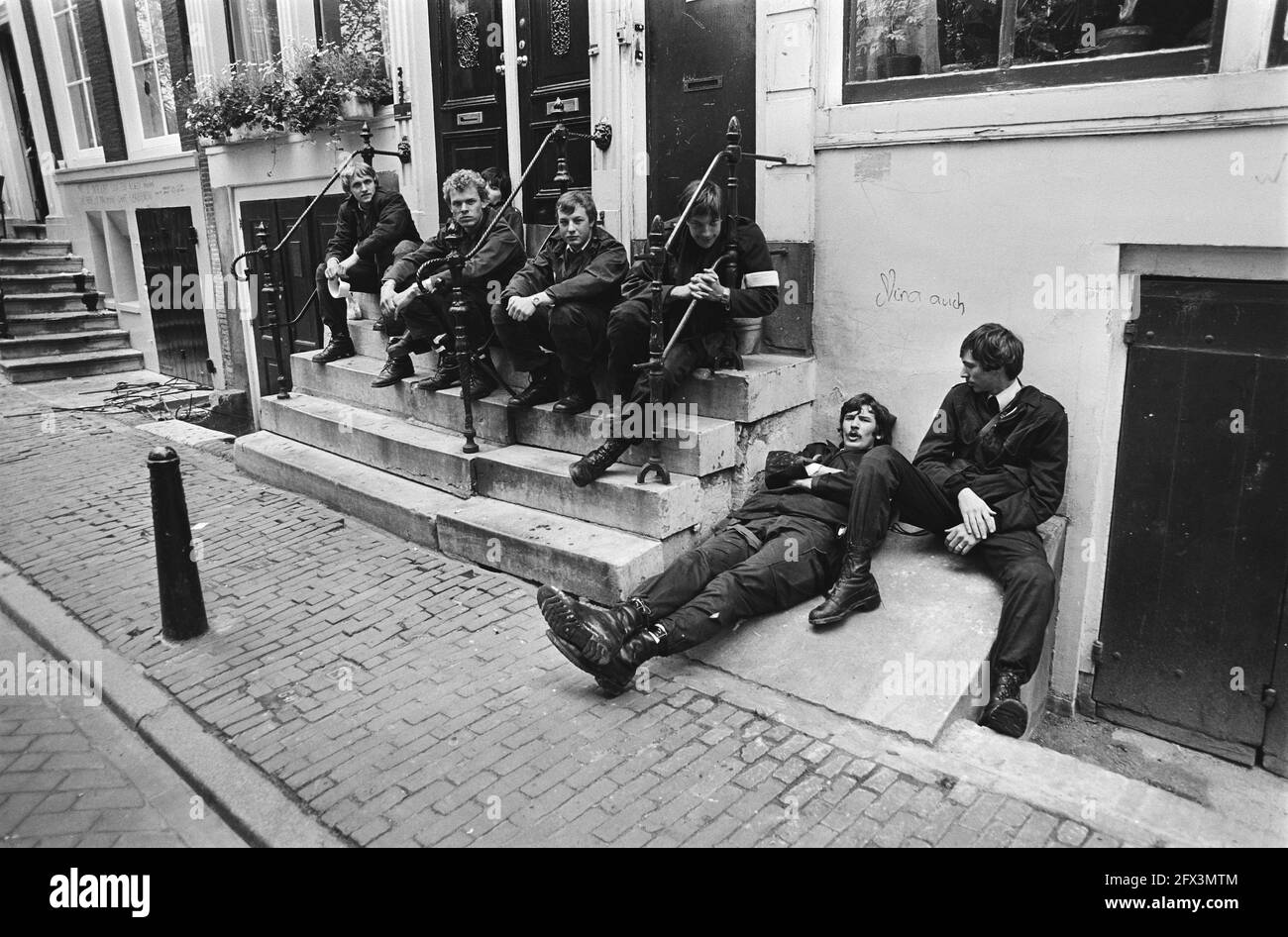 Mobile Unit guards cleared squat Herengracht 242, July 4, 1980, Mobile Unit, squats, The Netherlands, 20th century press agency photo, news to remember, documentary, historic photography 1945-1990, visual stories, human history of the Twentieth Century, capturing moments in time Stock Photo