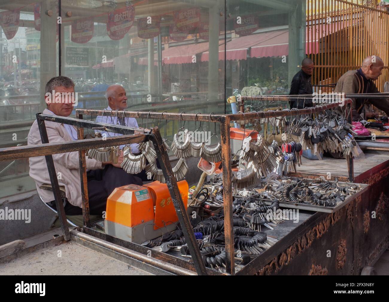 Key sellers sitting in front of the Plaza de la Mesquita. Kashgar China Stock Photo