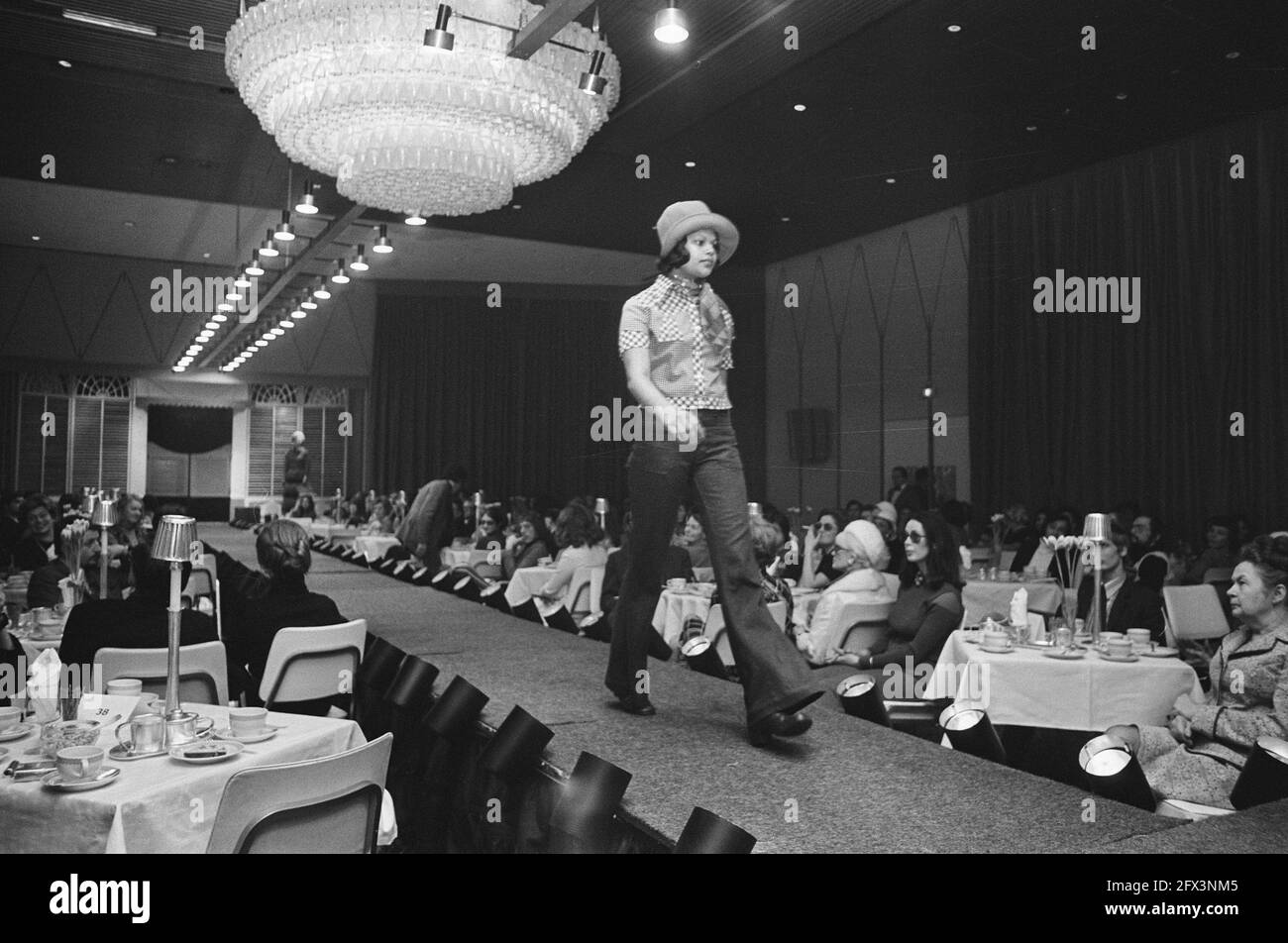 Debutantes mannequins hires stock photography and images Alamy