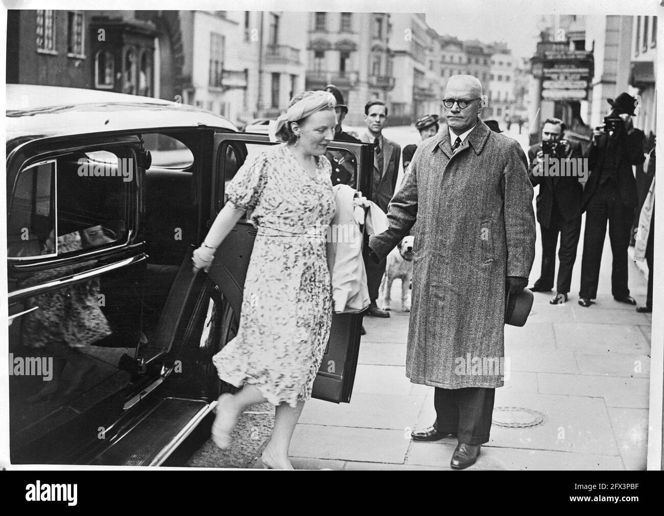 Princess Juliana leaving a car in London, 1940, cars, royal family, princesses, second world war, The Netherlands, 20th century press agency photo, news to remember, documentary, historic photography 1945-1990, visual stories, human history of the Twentieth Century, capturing moments in time Stock Photo