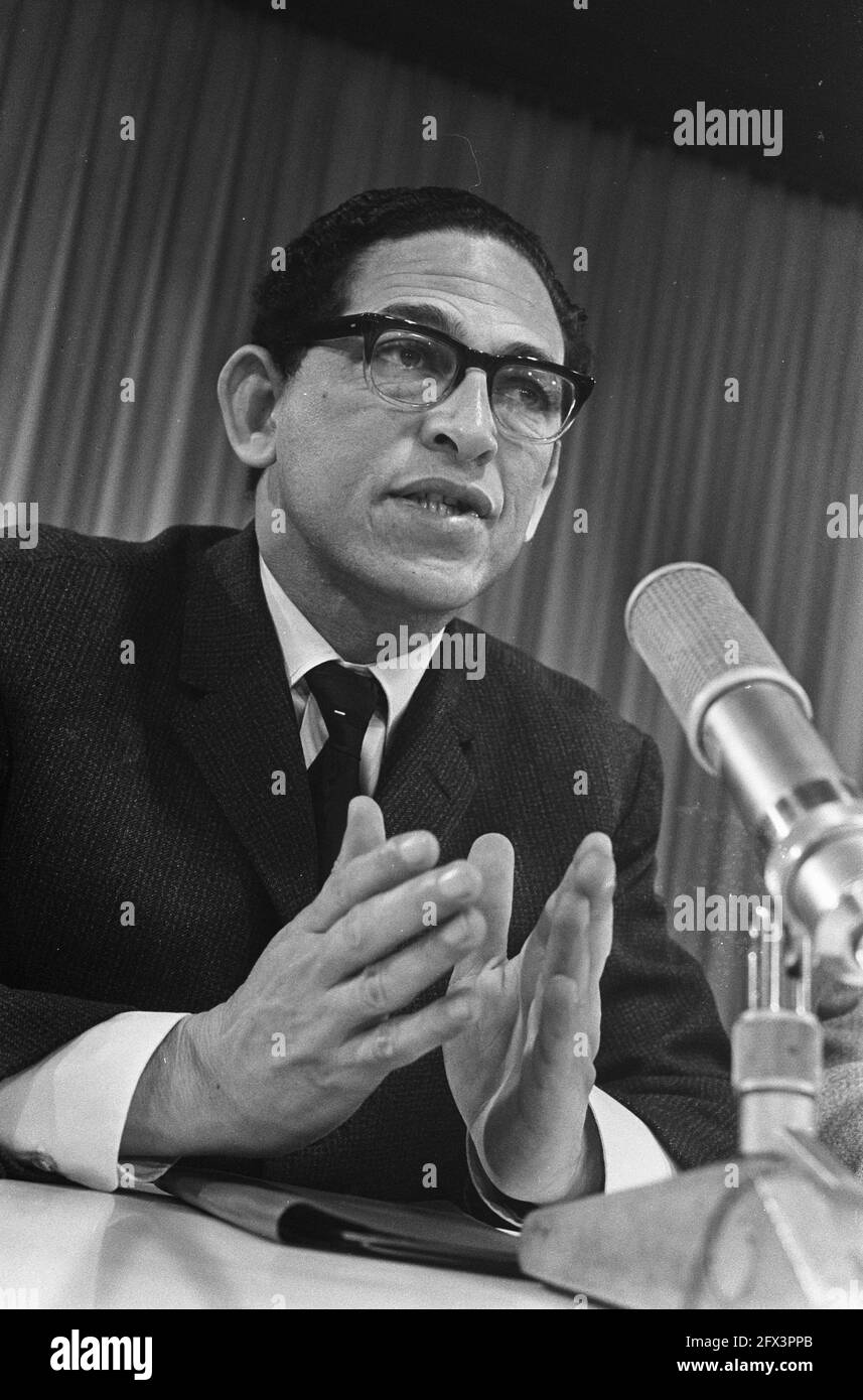 Arrival Dennis Brutus, South African prisoner, during press conference at Schiphol Airport, August 17, 1967, Prisoners, arrivals, press conferences, The Netherlands, 20th century press agency photo, news to remember, documentary, historic photography 1945-1990, visual stories, human history of the Twentieth Century, capturing moments in time Stock Photo