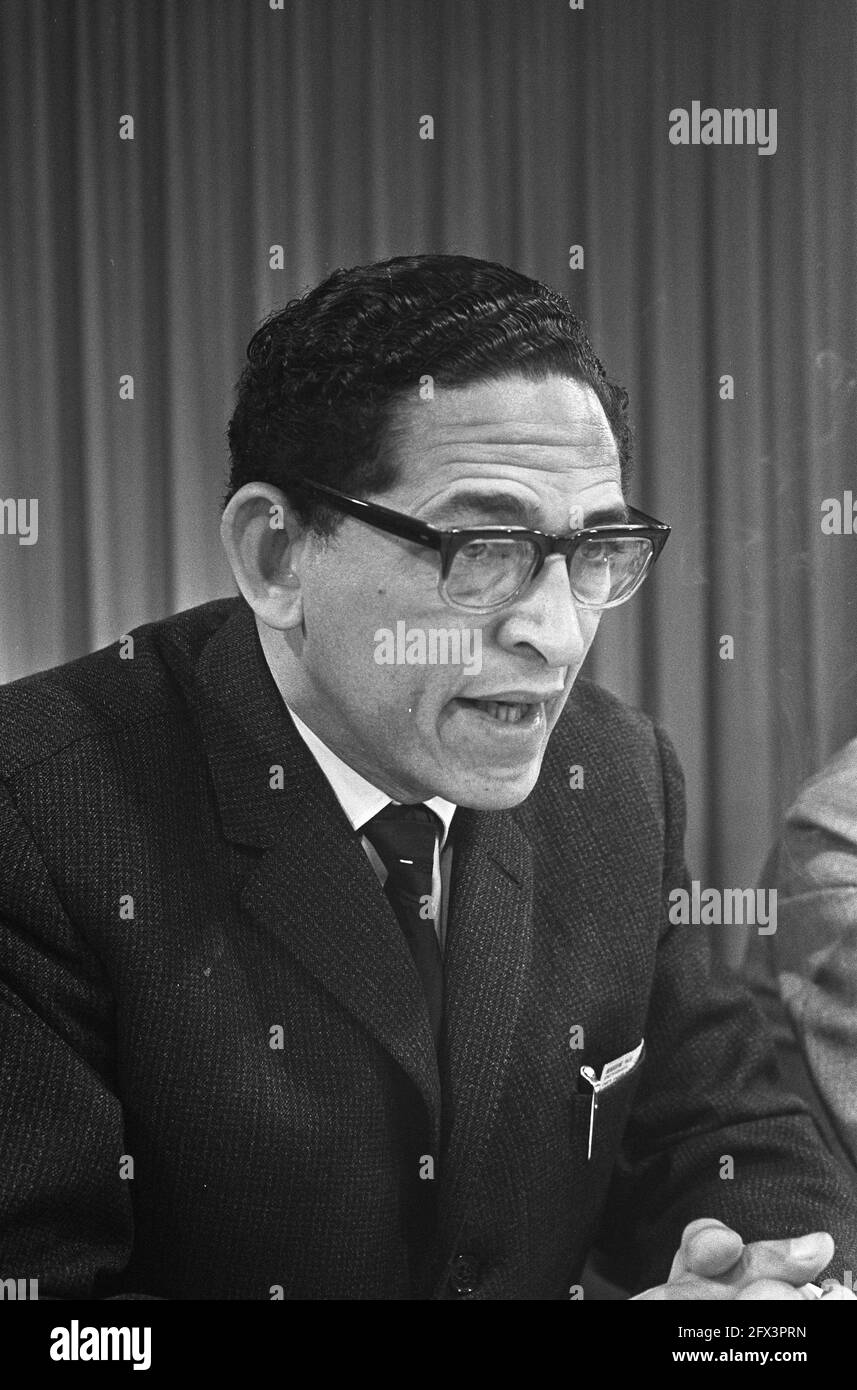 Arrival Dennis Brutus, South African prisoner, during press conference at Schiphol Airport. Dennis Brutus, August 17, 1967, Prisoners, arrivals, press conferences, The Netherlands, 20th century press agency photo, news to remember, documentary, historic photography 1945-1990, visual stories, human history of the Twentieth Century, capturing moments in time Stock Photo