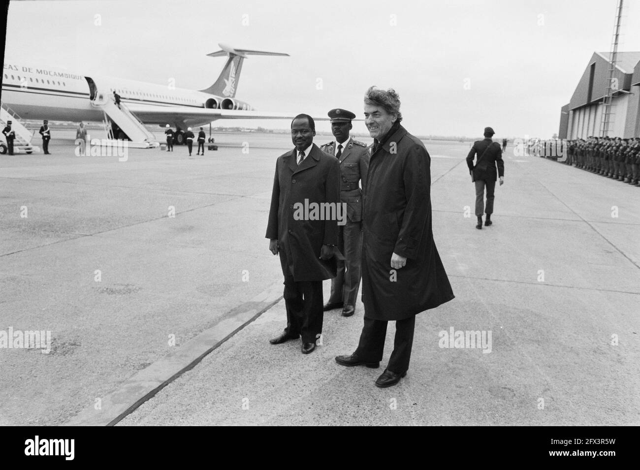 Prime Minister Lubbers with President Chissano of Mozambique at Zestienhoven Airport, March 13, 1989, Prime Ministers, airports, The Netherlands, 20th century press agency photo, news to remember, documentary, historic photography 1945-1990, visual stories, human history of the Twentieth Century, capturing moments in time Stock Photo
