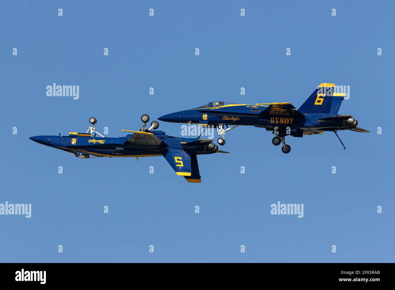 F18 inverted flying aircraft hi-res stock photography and images - Alamy