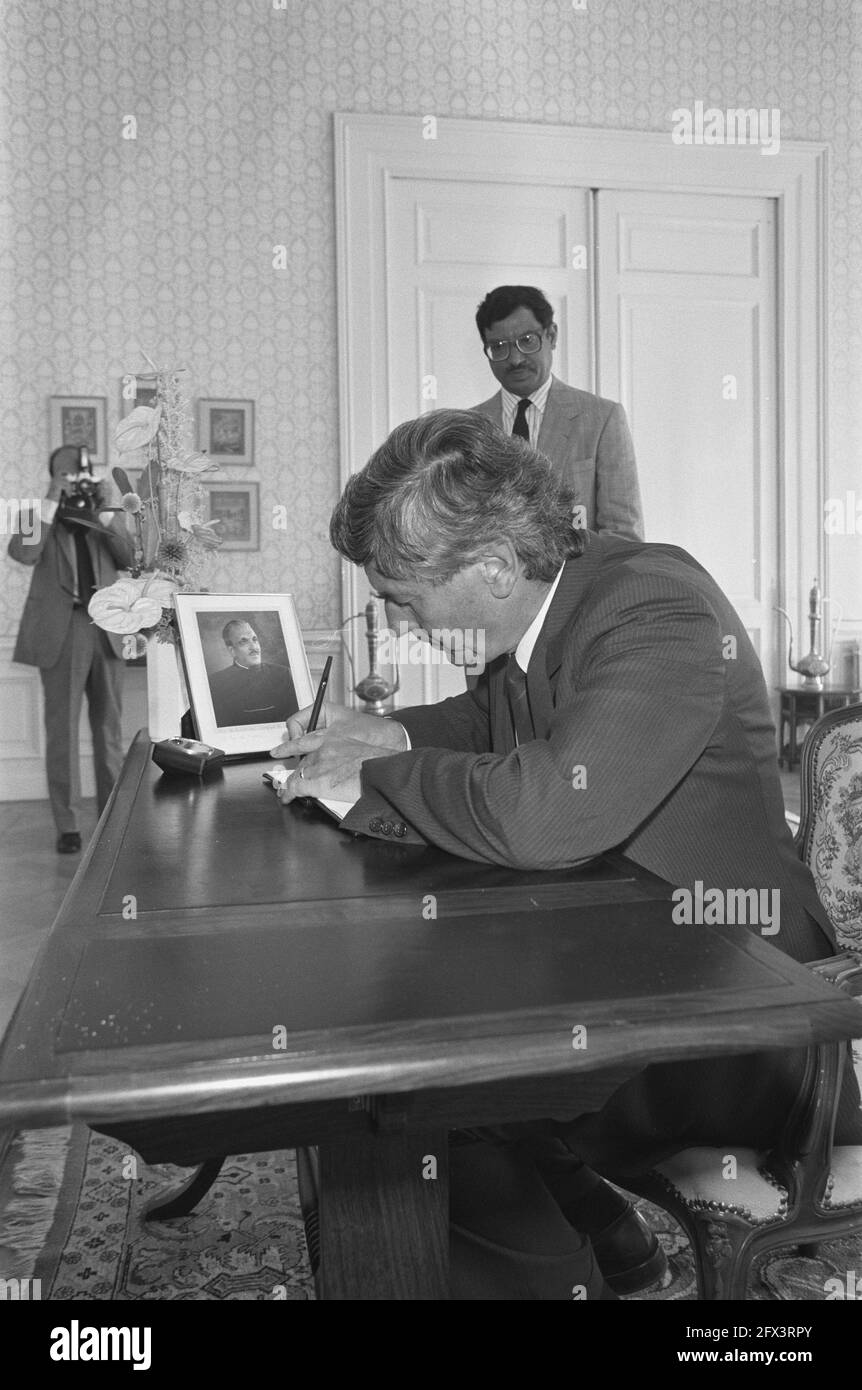 Prime Minister Lubbers signs condolence book President Zia Ul Haq in Pakistani embassy, in background ambass. Shafgat Ali Shaikh, August 19, 1988, embassies, presidents, The Netherlands, 20th century press agency photo, news to remember, documentary, historic photography 1945-1990, visual stories, human history of the Twentieth Century, capturing moments in time Stock Photo