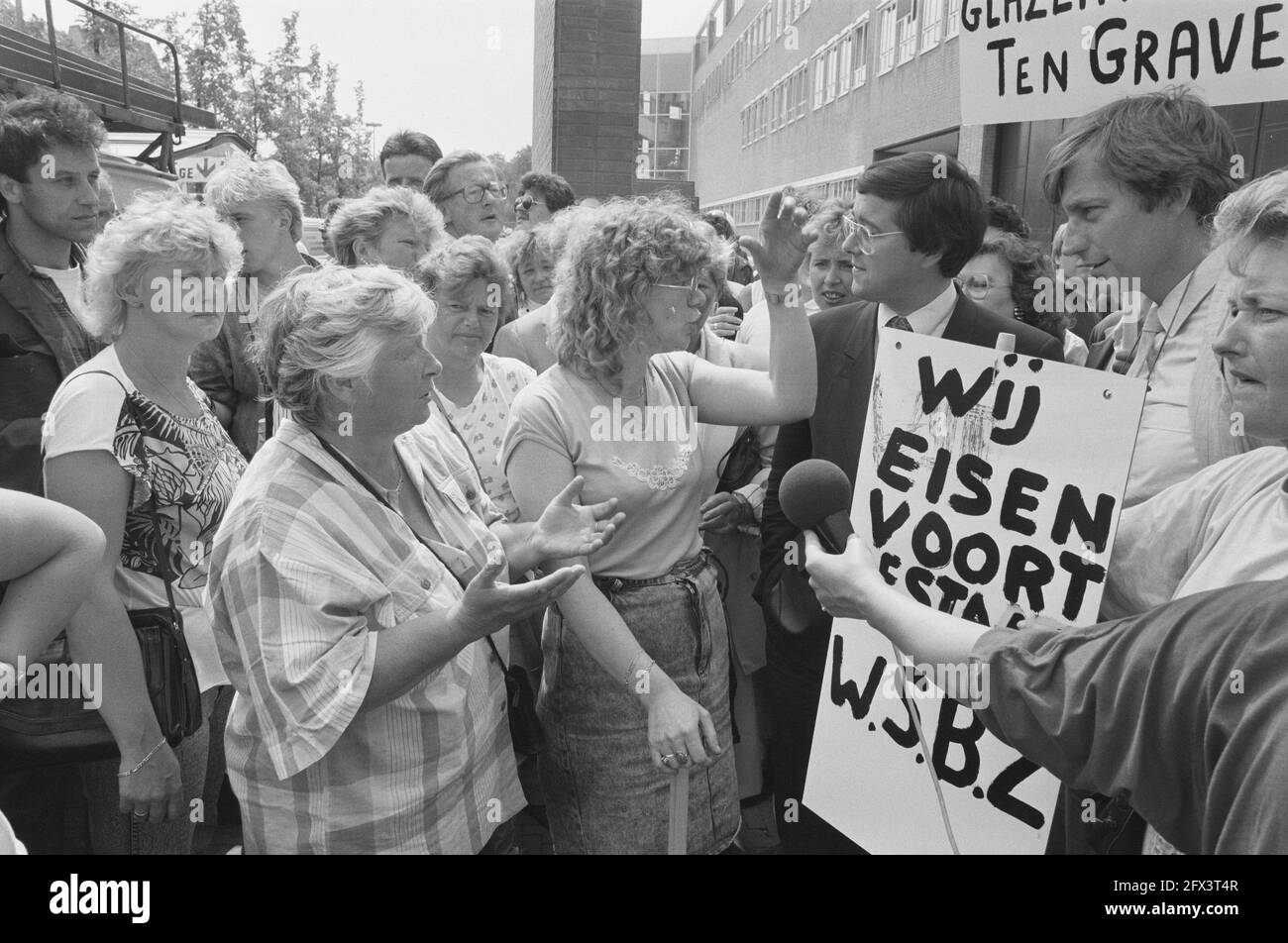 Demonstration employees municipal cleaning company WSBZ against privatization with aldermen Jonker (glasses) and Ten Have on the right, May 25, 1988, PRIVATISATION, EMPLOYEES, LEGISLATORS, demonstrations, cleaning companies, The Netherlands, 20th century press agency photo, news to remember, documentary, historic photography 1945-1990, visual stories, human history of the Twentieth Century, capturing moments in time Stock Photo