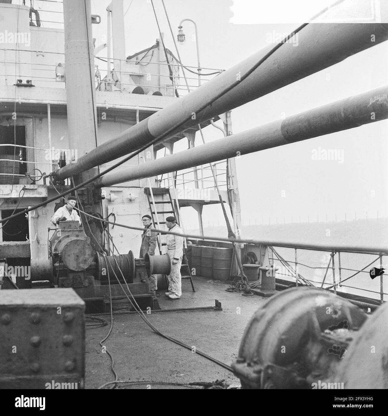 Wreckers busy putting winches hires stock photography and images Alamy