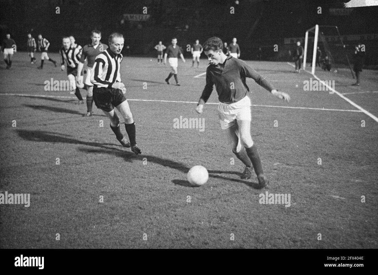 DWV against Volewijckers. Honorary match in Olympic Stadium. game moment (final score 2-4 to the Volewijckers), April 4, 1962, sports, soccer, The Netherlands, 20th century press agency photo, news to remember, documentary, historic photography 1945-1990, visual stories, human history of the Twentieth Century, capturing moments in time Stock Photo