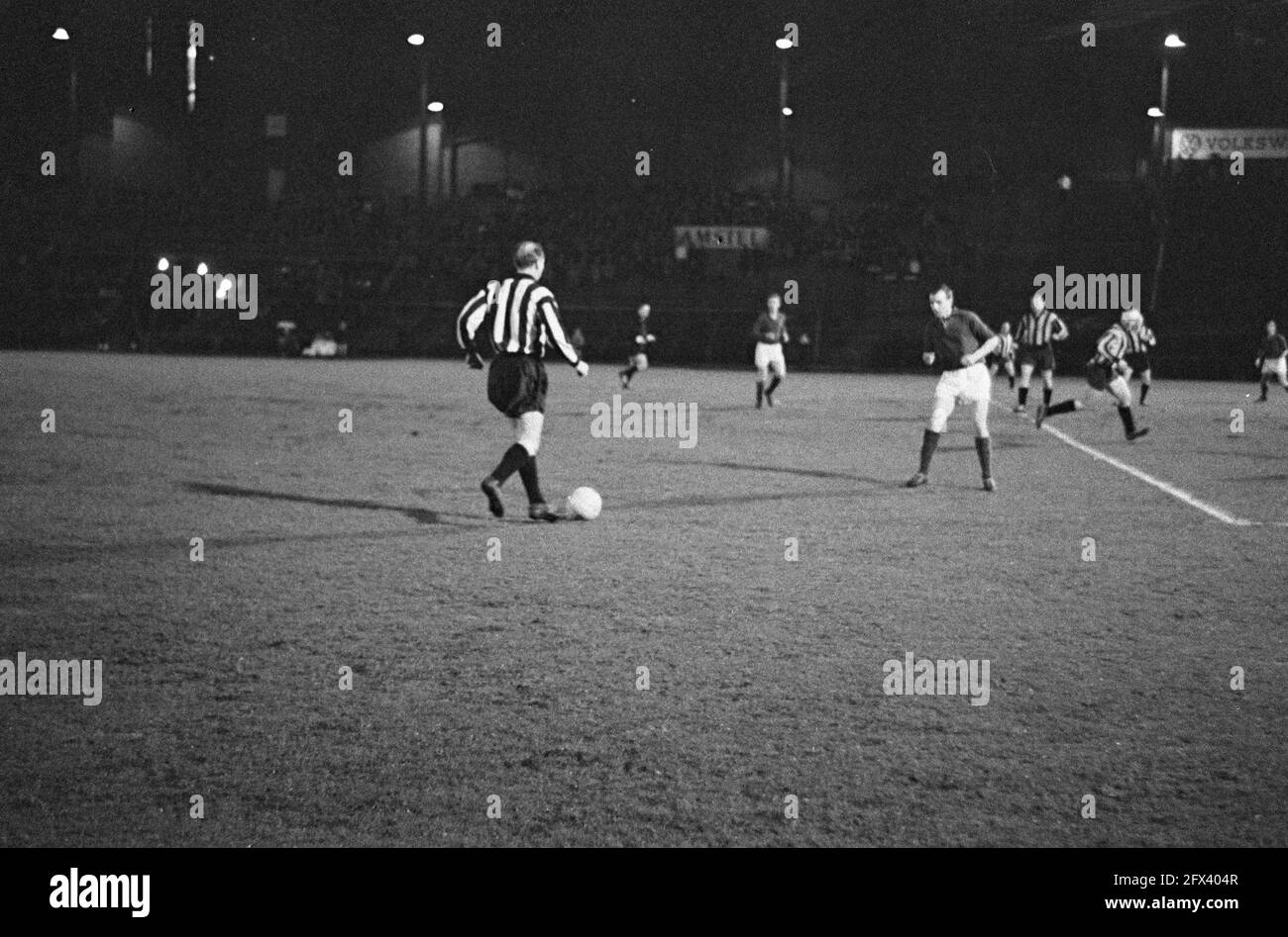 DWV against Volewijckers. Honorary match in Olympic Stadium. game time (final score 2-4 for the Volewijckers), April 4, 1962, sports, soccer, The Netherlands, 20th century press agency photo, news to remember, documentary, historic photography 1945-1990, visual stories, human history of the Twentieth Century, capturing moments in time Stock Photo