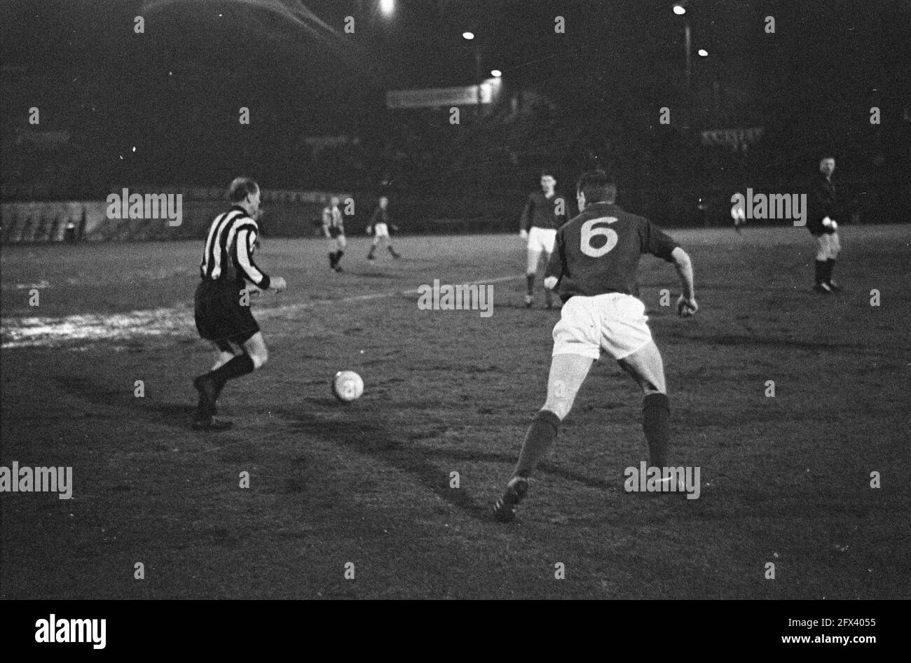 DWV against Volewijckers. Honorary match in Olympic Stadium. game time (final score 2-4 for the Volewijckers), 4 April 1962, sports, soccer, The Netherlands, 20th century press agency photo, news to remember, documentary, historic photography 1945-1990, visual stories, human history of the Twentieth Century, capturing moments in time Stock Photo