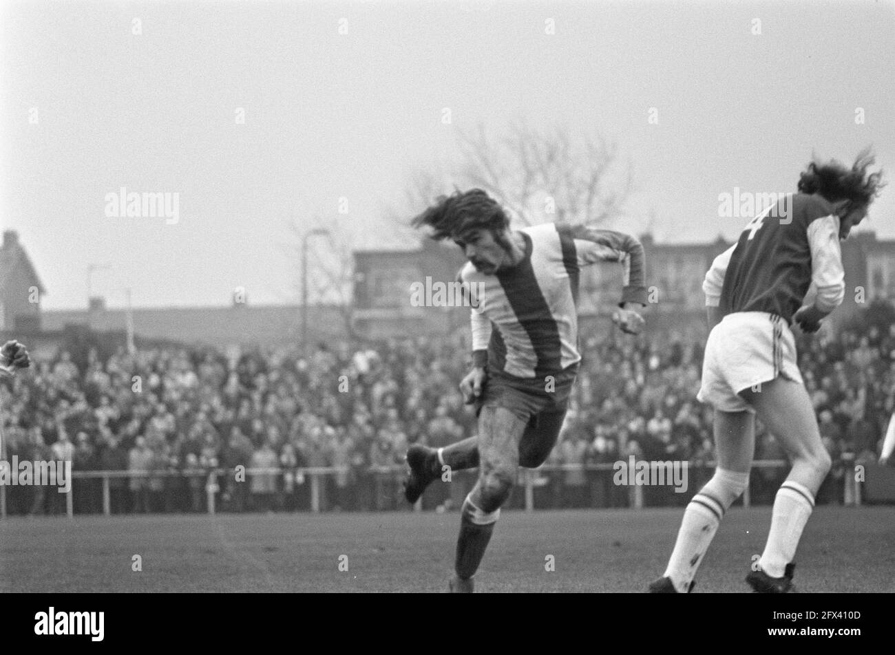 Elinkwijk against VVV 2-0, KNVB cup, Van der Bosch (left) is going to score  1-0, December 10, 1972, sports, soccer, The Netherlands, 20th century press  agency photo, news to remember, documentary, historic