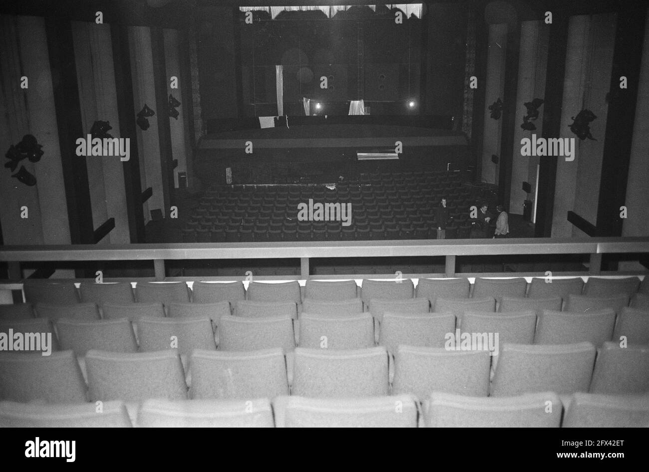 Vintage cinema auditorium screen hi-res stock photography and images ...