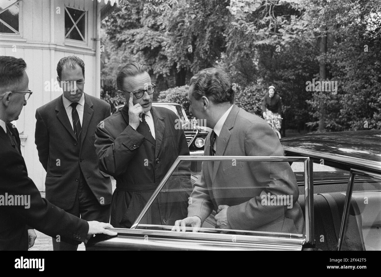 The Cabinet Formation. Political discussion by Minister Cals mr. Blaisse and Minister Luns . Minister Marijnen, July 9, 1963, Cabinet Formations, The Netherlands, 20th century press agency photo, news to remember, documentary, historic photography 1945-1990, visual stories, human history of the Twentieth Century, capturing moments in time Stock Photo