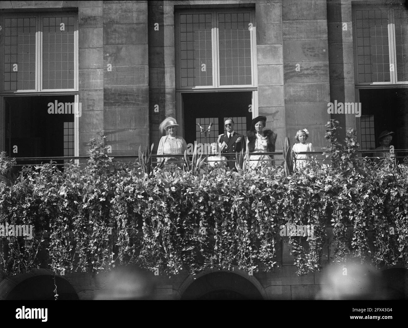 The royal family on the palace balcony, listening to an aubade by 19000  singers, singers and school children on Dam Square, August 31, 1948,  aubades, anniversaries, royal family, The Netherlands, 20th century