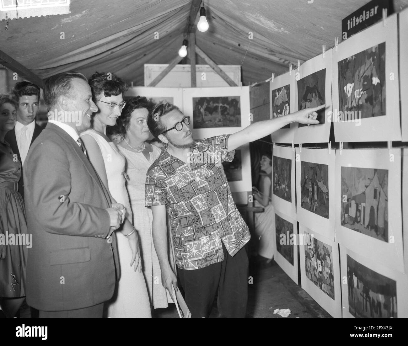 Art market in Den Bosch: the painter Henri Titselaar from Bosnia shows his  work, 4 July 1959, The Netherlands, 20th century press agency photo, news  to remember, documentary, historic photography 1945-1990, visual