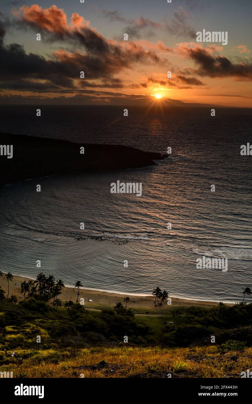 Sunrise over Hanauma Bay on Oahu, Hawaii Stock Photo - Alamy, image size:867x1390