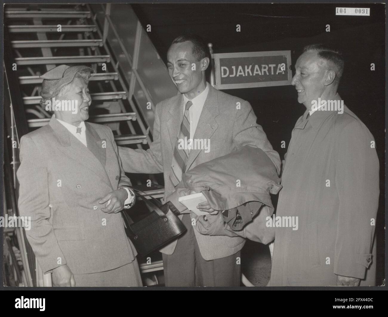 The newly appointed commander of the Dutch United Nations detachment, Lieutenant Colonel C. Knulst from The Hague at Schiphol Airport before departing for Korea. The commander says goodbye to his parents, July 20, 1953, military, officers, departures, airports, The Netherlands, 20th century press agency photo, news to remember, documentary, historic photography 1945-1990, visual stories, human history of the Twentieth Century, capturing moments in time Stock Photo