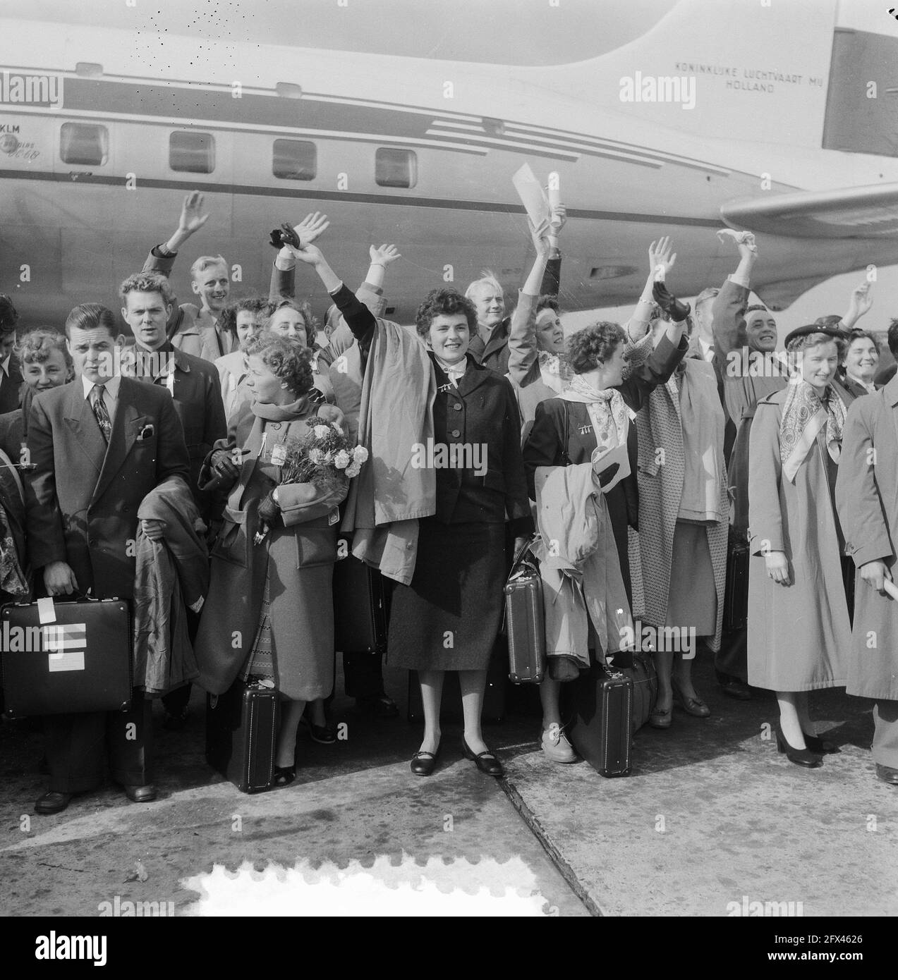 Vintage airplane passengers hi-res stock photography and images - Alamy