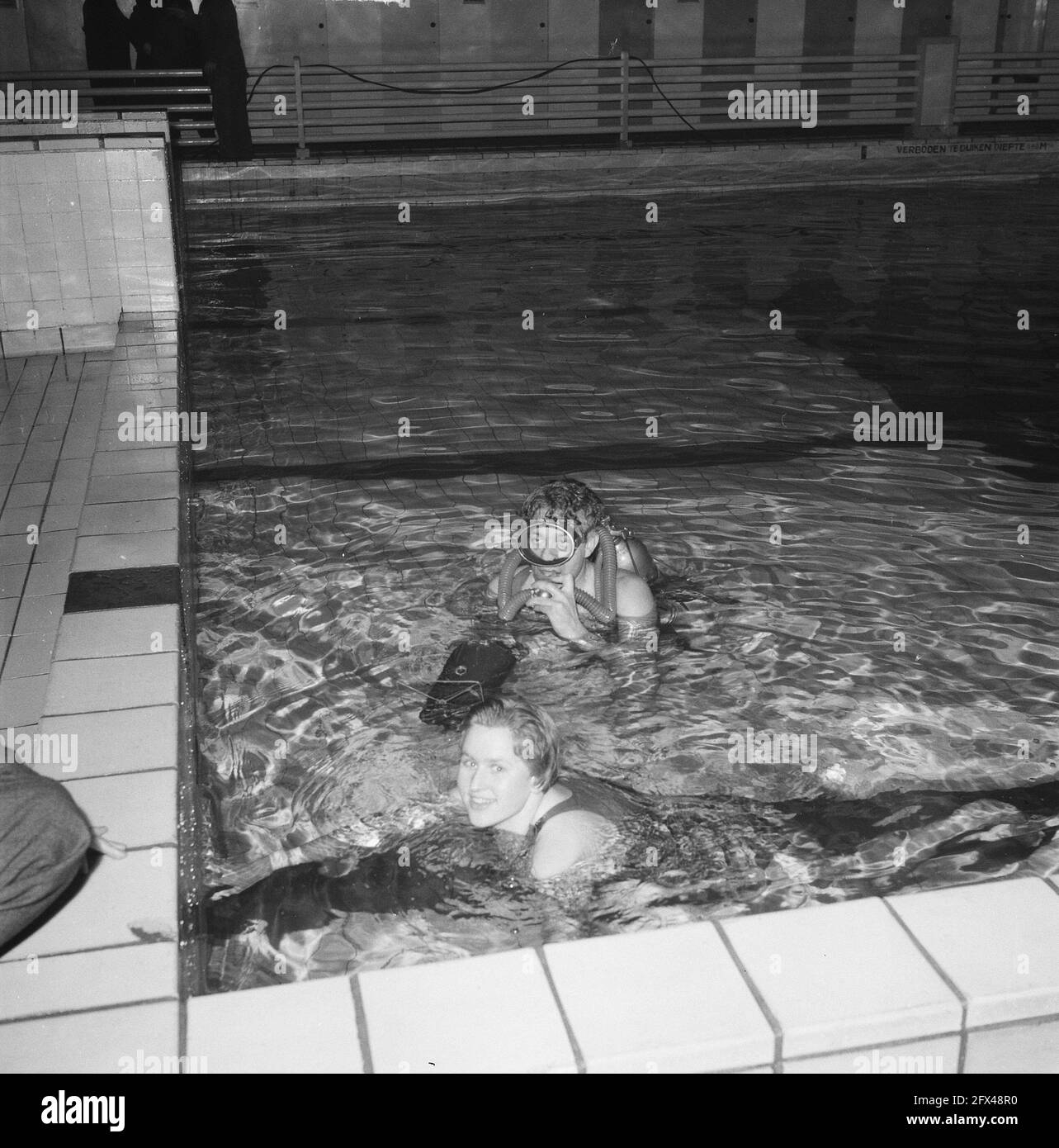 Recording in the swimming stadium in Naarden for Eurovision film Marian Heemskerk in the water, January 5, 1961, The Netherlands, 20th century press agency photo, news to remember, documentary, historic photography 1945-1990, visual stories, human history of the Twentieth Century, capturing moments in time Stock Photo