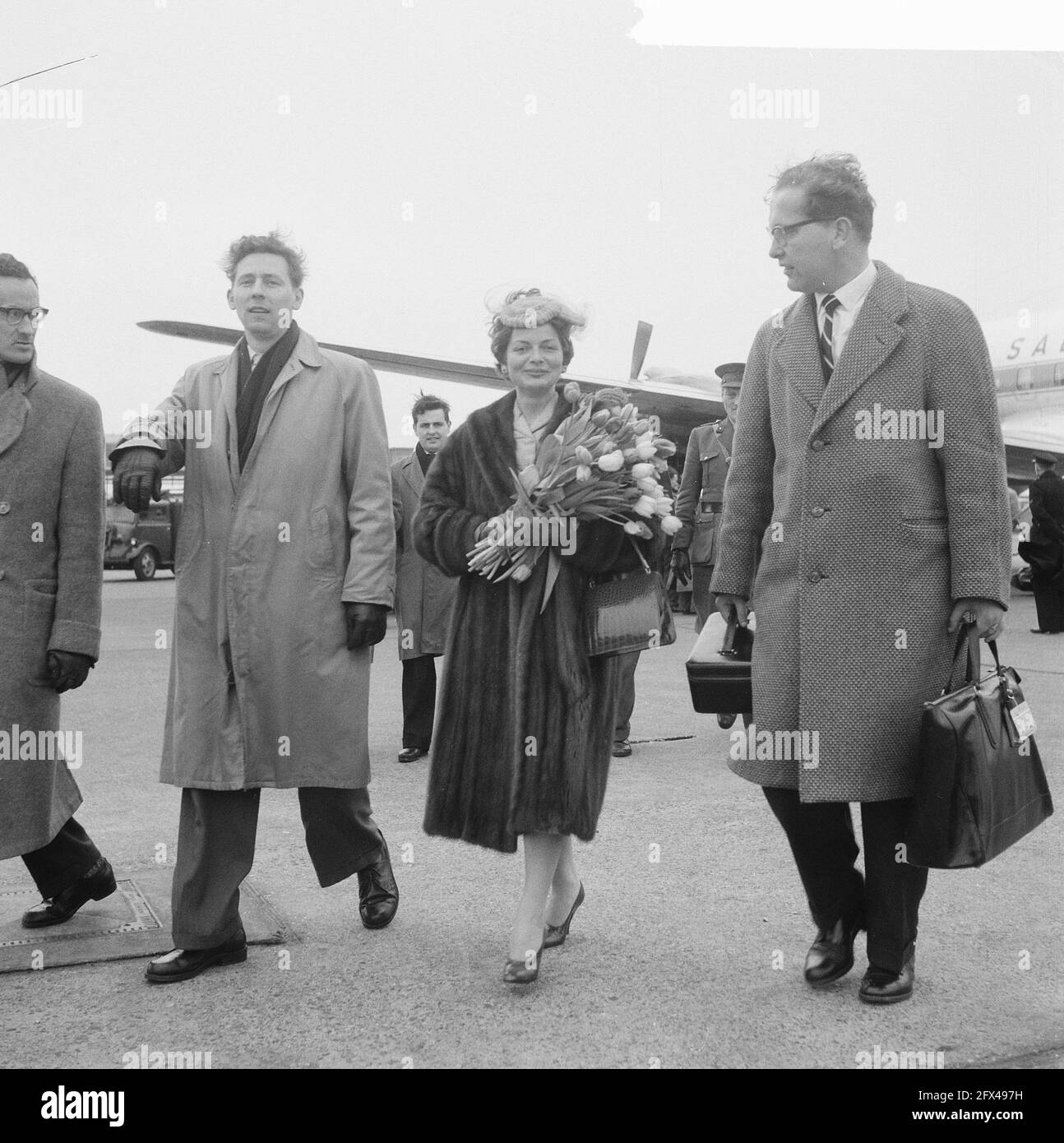 The Swiss singer Lys Assia at Schiphol Airport, March 17, 1957, singers, The Netherlands, 20th century press agency photo, news to remember, documentary, historic photography 1945-1990, visual stories, human history of the Twentieth Century, capturing moments in time Stock Photo