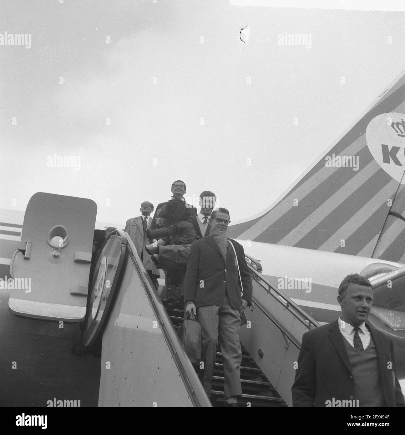 Arrival field hockey team at Schiphol Airport v.o.n.b. Zweerts, goalie Boks with Lion and Spits, November 4, 1964, arrivals, goalies, The Netherlands, 20th century press agency photo, news to remember, documentary, historic photography 1945-1990, visual stories, human history of the Twentieth Century, capturing moments in time Stock Photo