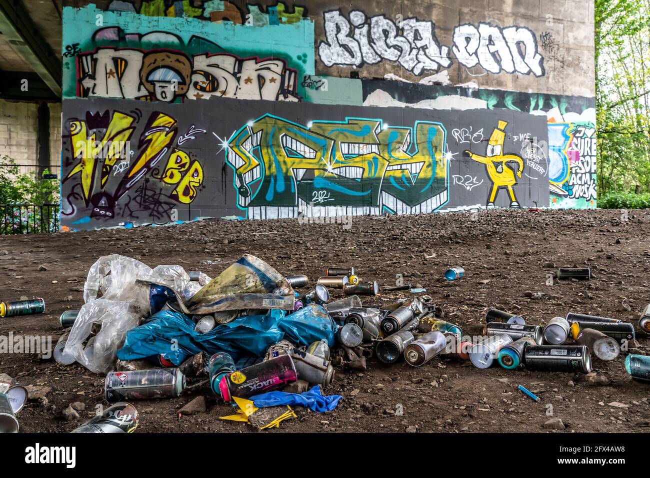 Paint cans, leftover rubbish from graffiti sprayers, under the motorway bridge, of the A43 over the Rhein-Herne canal, Recklinghausen, NRW, Germany Stock Photo