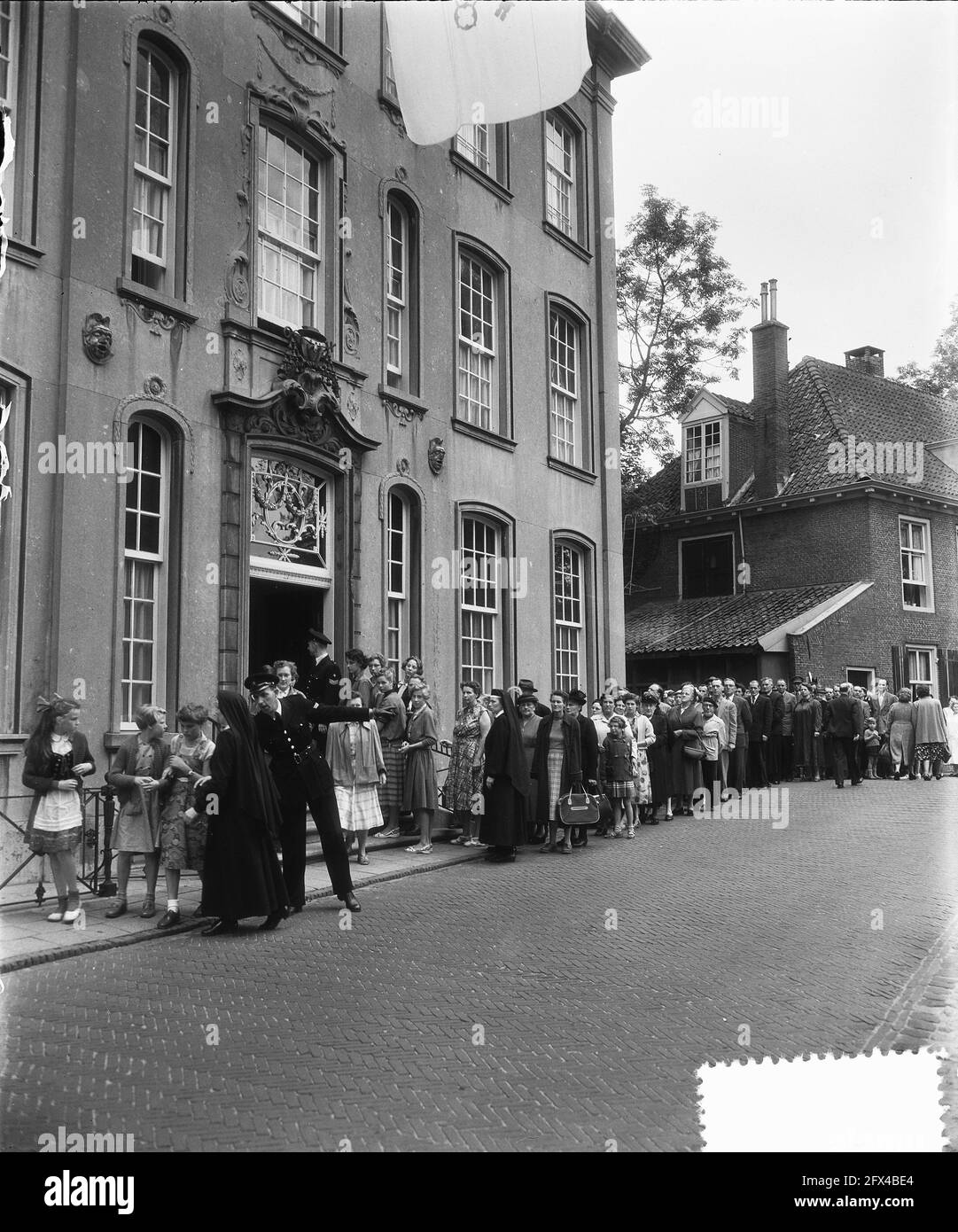 Amersfoort funeral procession at the funeral bier Cardinal De Jong, interested people in a queue at the Zuidsingel, September 9, 1955, INTERESTED PARTIES, Defile, rows, The Netherlands, 20th century press agency photo, news to remember, documentary, historic photography 1945-1990, visual stories, human history of the Twentieth Century, capturing moments in time Stock Photo