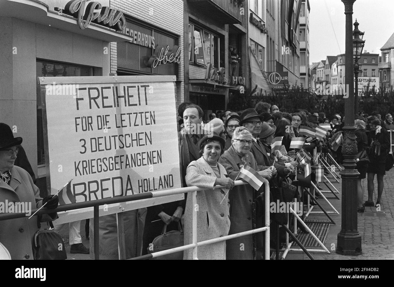 Demonstrators for the release of the last three German war criminals along the route of Queen Juliana and Prince Bernhard to the wreath laying at a monument in the Hofgarten in Bonn, October 26, 1971, state visits, The Netherlands, 20th century press agency photo, news to remember, documentary, historic photography 1945-1990, visual stories, human history of the Twentieth Century, capturing moments in time Stock Photo