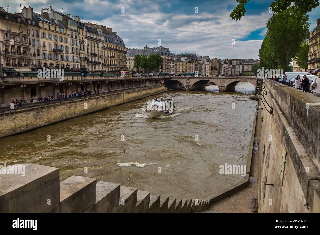 The River Seine and the bridge of Saint Michel. Paris. France Stock Photo