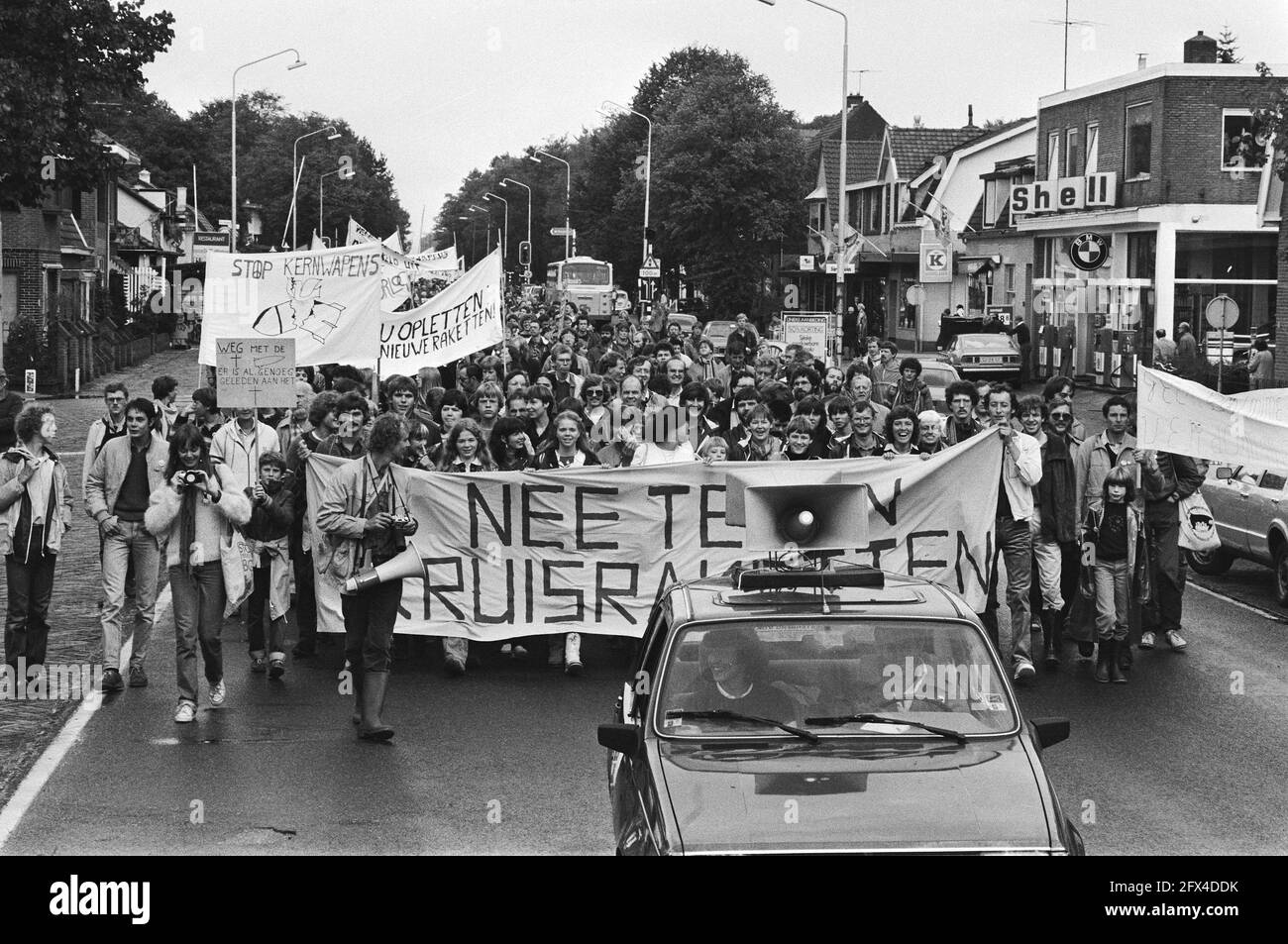 Demonstrators behind a banner, October 9, 1982, demonstrators, demonstrations, nuclear armament, parades, banners, The Netherlands, 20th century press agency photo, news to remember, documentary, historic photography 1945-1990, visual stories, human history of the Twentieth Century, capturing moments in time Stock Photo