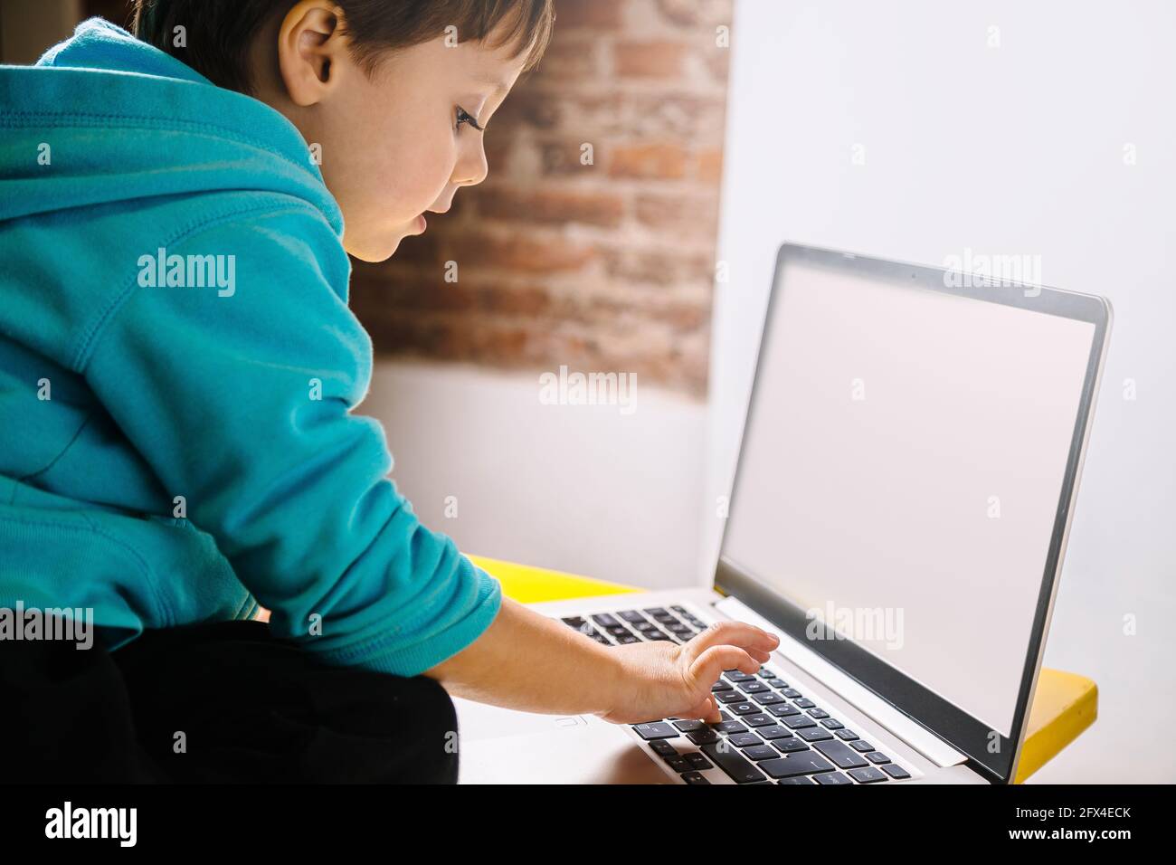 Latino-americano maschio pulizia computer scrivania in ufficio con straccio  e decontaminante agenti Foto stock - Alamy