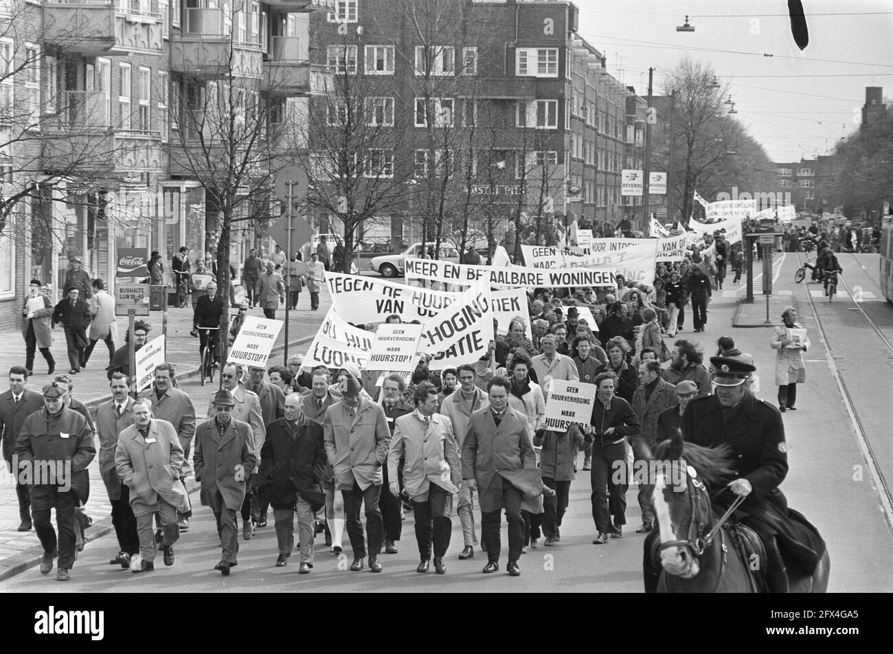 Demonstration in Amsterdam against housing policy and rent harmonization; demonstrators with banners, April 15, 1972, SPANDOEKEN, demonstrations, The Netherlands, 20th century press agency photo, news to remember, documentary, historic photography 1945-1990, visual stories, human history of the Twentieth Century, capturing moments in time Stock Photo