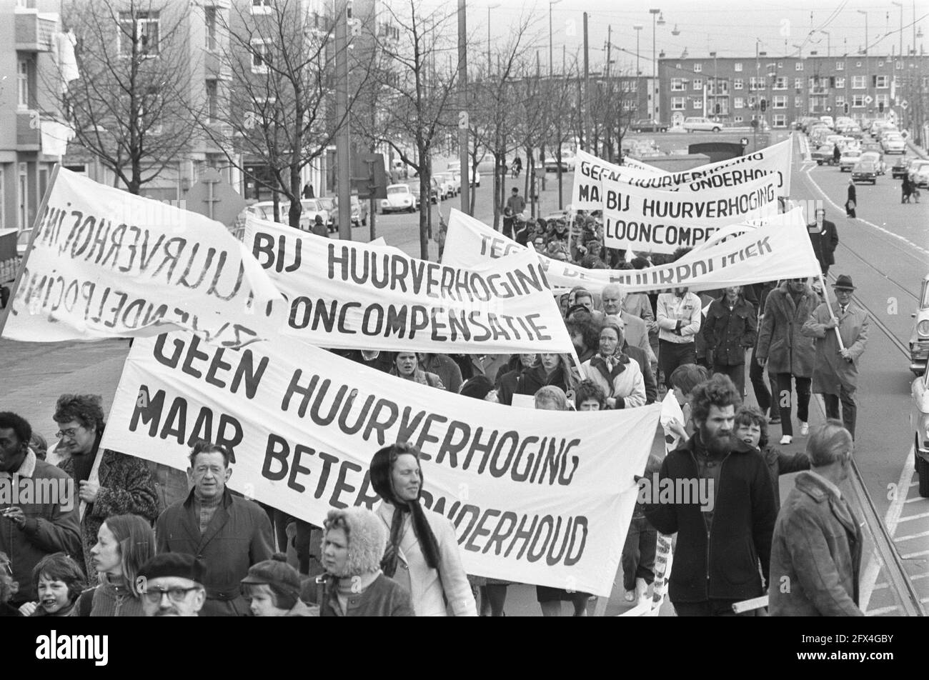 Demonstration in Amsterdam against housing policy and rent harmonization; demonstrators with banners, April 15, 1972, SPANDOEKS, Demonstrations, The Netherlands, 20th century press agency photo, news to remember, documentary, historic photography 1945-1990, visual stories, human history of the Twentieth Century, capturing moments in time Stock Photo