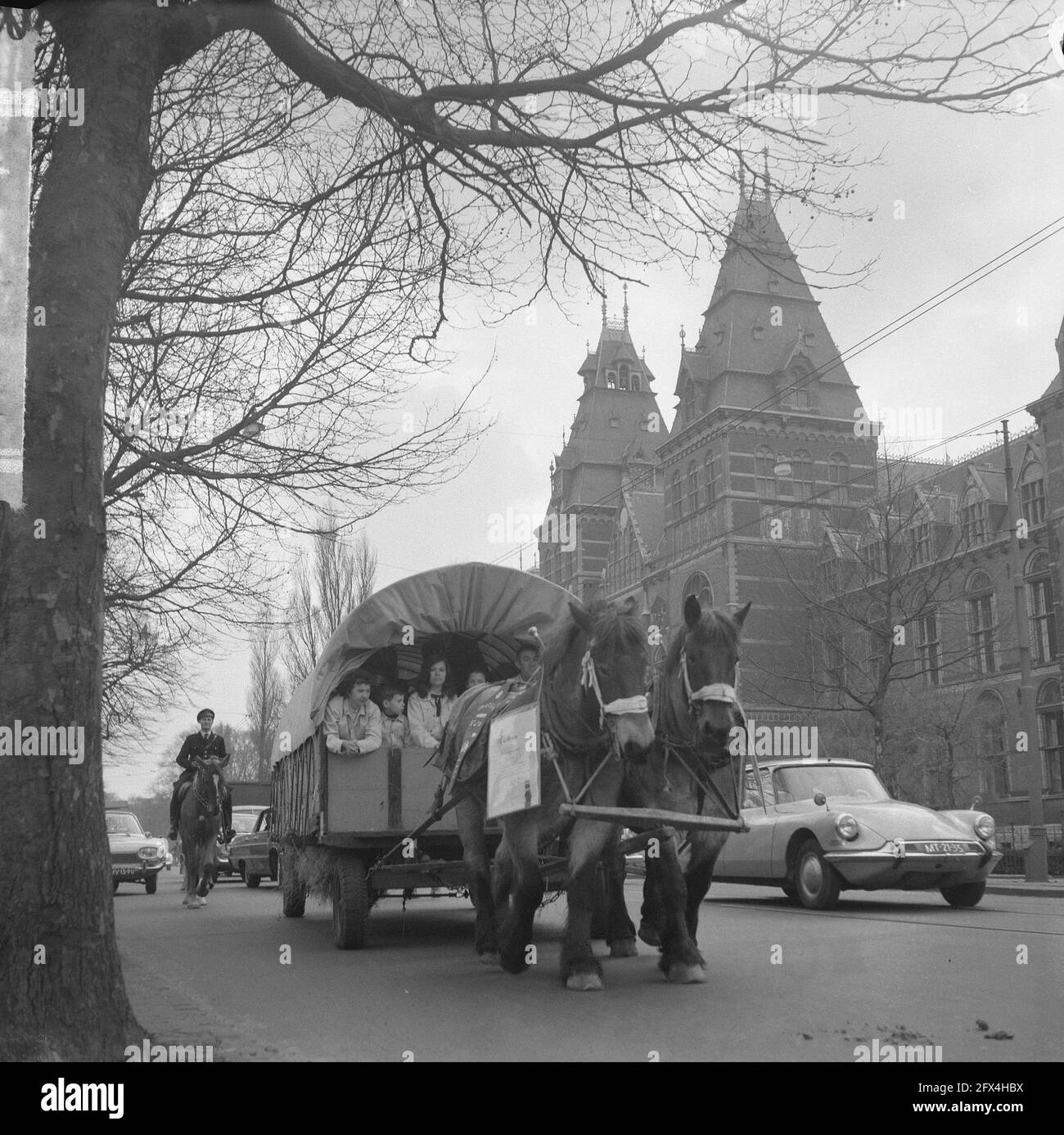 Covered wagon pulls past hires stock photography and images Alamy