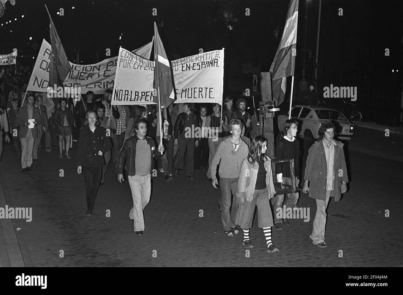 Demonstration against the death sentences in Spain; overview demonstration with the strangulation pole on the right, September 22, 1975, demonstrations, The Netherlands, 20th century press agency photo, news to remember, documentary, historic photography 1945-1990, visual stories, human history of the Twentieth Century, capturing moments in time Stock Photo