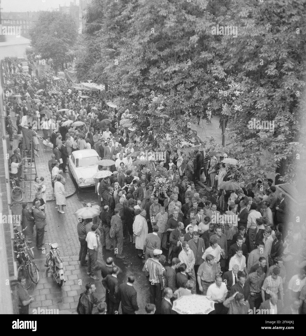 17 funeral procession Black and White Stock Photos & Images Alamy